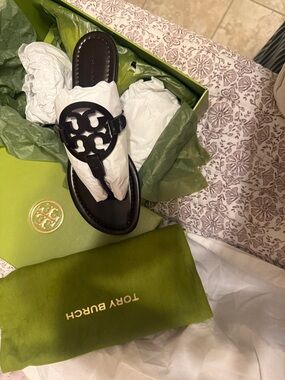 Tory Burch Black Leather Logo Thong Sandal - Cutout Medallion